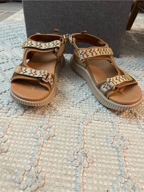 NWOT KuaiLu Orthopedic Walking Sandals